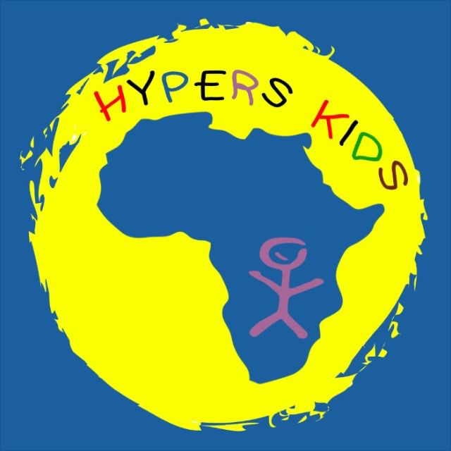 Logo das HypersKids: círculo amarelo pintado à mão com o mapa da África, as palavras Hypers Kids em letras coloridas e um boneco desenhado.